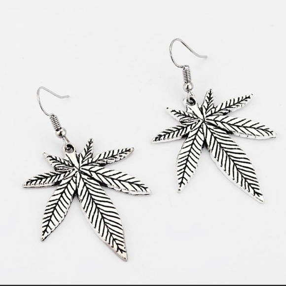 ☘️Boho Leaf Earrings☘️ - Picture 5 of 6
